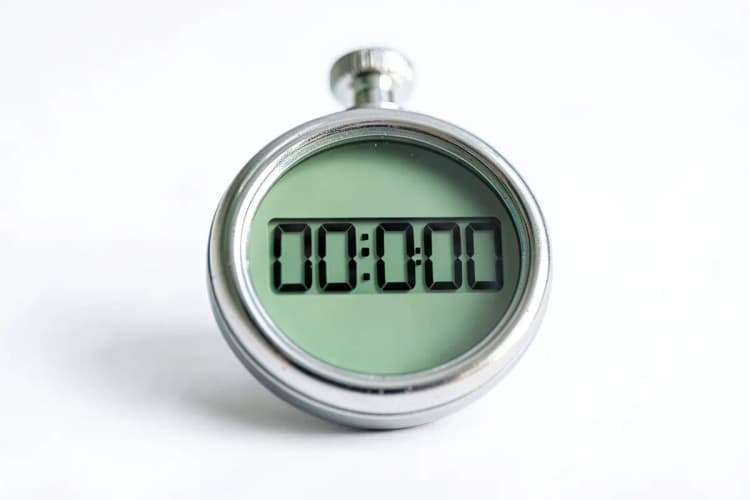 Um cronômetro digital mostrando '00:00:00' em um fundo branco limpo, com foco nítido nos dígitos.