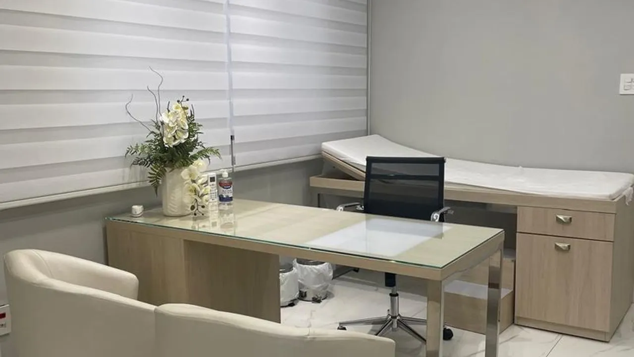 Sala de consulta da Masterclin Urologia, em Manhuaçu-MG (imagem ilustrativa do consultório)